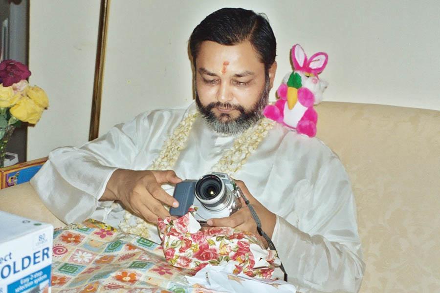 Brahmachari Girish Ji has received some toys and electronic items as gift on his birthday. Checking how to operate new camera.